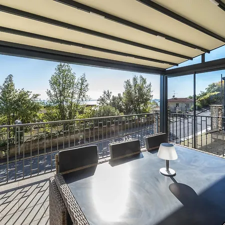 Virgilio Red Apartment